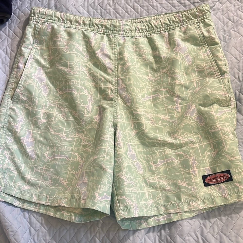 Men’s vineyard vines swim trunks size small